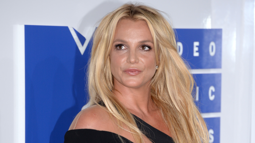 Blonde woman posing on awards red carpet